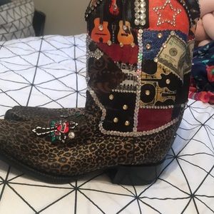 Festive cowboys boots